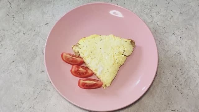 Омлет с грибами, кабачком и сыром: вкусный и питательный завтрак