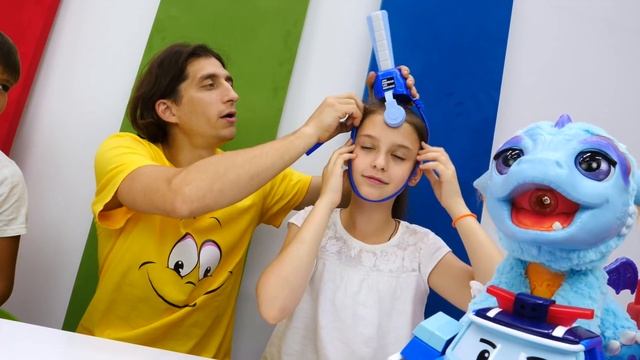 Кукла Барби и Поли Робокар - Девочки против Мальчиков! Челлендж Не засмейся!. @GulliverRu смотреть онлайн