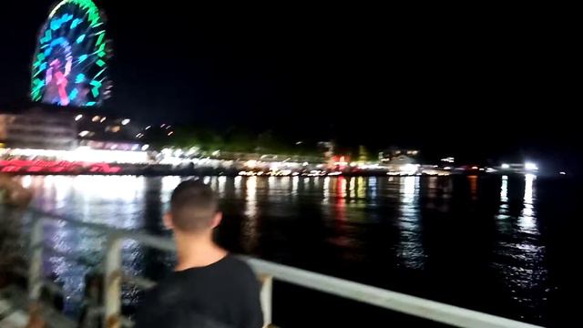 Лазаревское сегодня 25.07.2021 (Сочи) - центральная набережная и пирс вечером смотреть онлайн