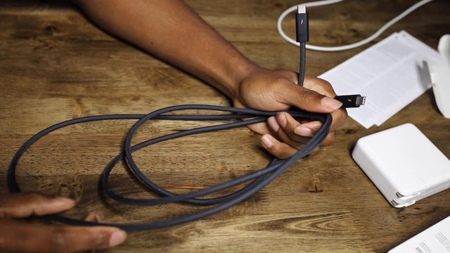 Umm That Price ?! Apple Thunderbolt 3 Pro Charger Unboxing Review. (Apple Accessories 2020) смотреть онлайн