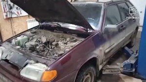 открываем капот на ваз-2114, и меняем патрубки системы охлаждения.