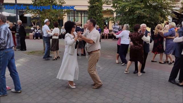 Посмотрите, как красиво кружатся пары!!! смотреть онлайн