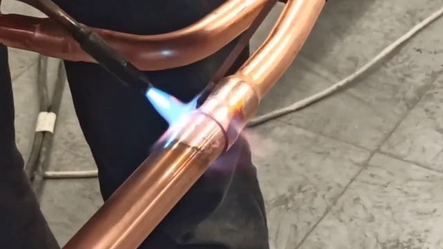 Как запаять медные трубы при помощи присадочного прутка смотреть онлайн