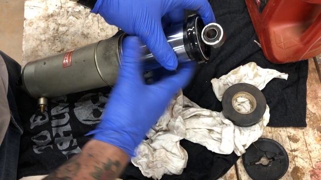 How to rebuild the rear air shock on a GL1500 смотреть онлайн