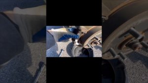 Как поменять задние тормозные колодки на Toyota RAV4 2018 года (для начинающих)