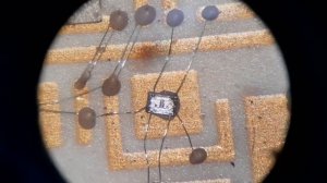 Микросхема, что внутри. Кремниевый кристалл под увеличением. Макро съёмка.