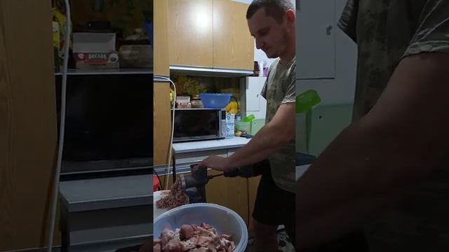 как смолоть два ведра фарша за 10 минут с помощью старой мясорубки. смотреть онлайн