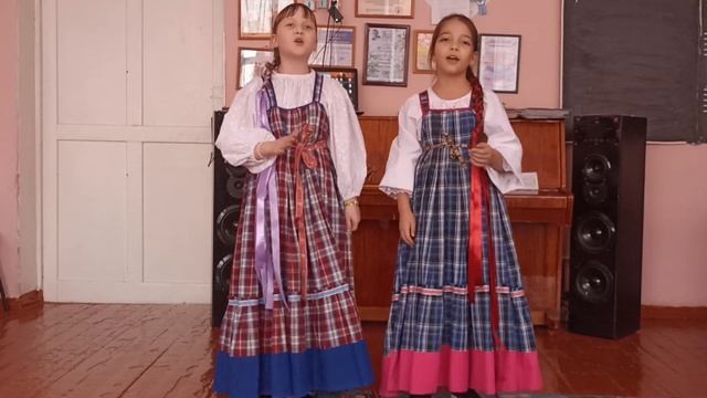 Дуэт: Агзарова Ксения,Хабирова Кира шуточная народная песня "Меня матушка любила" смотреть онлайн