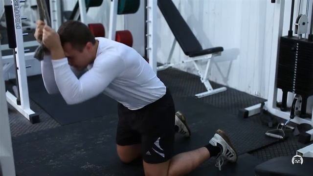 Скручивания с верхнего блока сидя смотреть онлайн