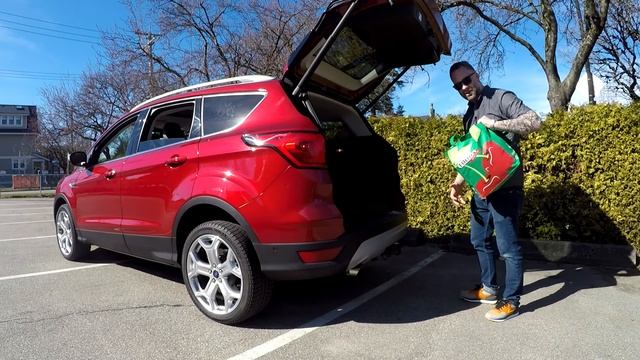 One Great Thing: The Ford Escape's kick to open tailgate demo смотреть онлайн