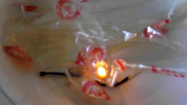 Что происходит с целлофаном под действием огня. смотреть онлайн