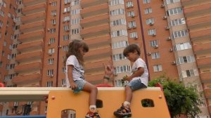 Даня,Люба на детской площадке. Детские игры.