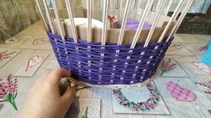 корзина с необычным узором плетём из бумажной лозы