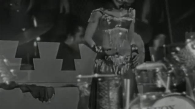 James Brown Drums vs Belly Dancer смотреть онлайн