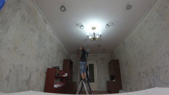 #натяжныепотолки. Порвали натяжной потолок в зале/ Установили 20 светильников. #stretch ceiling смотреть онлайн