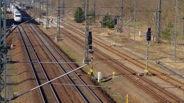 Ютербог. Пешеходный мост через ЖД, окрестности.Проходят поезда.30.03.2021 смотреть онлайн