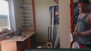 Сложный угол и старые доски. Как мы вписали систему хранения над столом