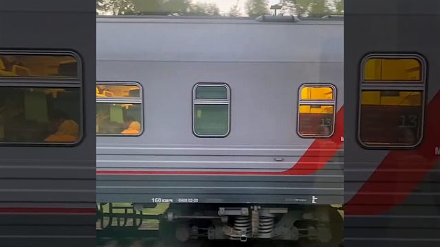 Поезд дальнего следования из окна электрички / Мальчик пассажир помахал нам рукой смотреть онлайн