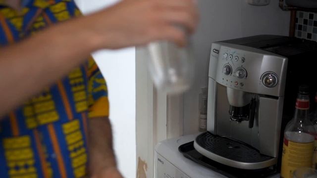 Jak osbługiwać De Longhi Magnifica - podstawy (maszyna do kawy "bean to cup") смотреть онлайн