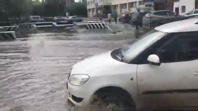 Затопление ул. Островского в Нижнем Тагиле, 30 июня, 2017 г. Второй ракурс смотреть онлайн