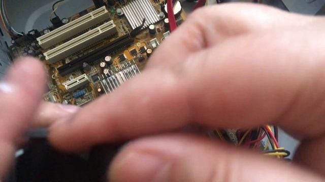 Как правильно устанавливать штатный кулер Интел на примере 775 сокета. смотреть онлайн