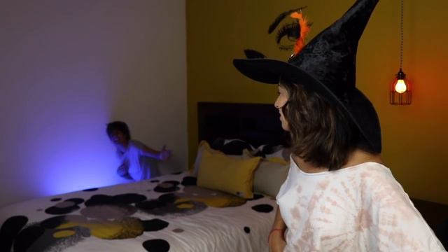 Adriana Luna - Tipos De Personas En Halloween. смотреть онлайн