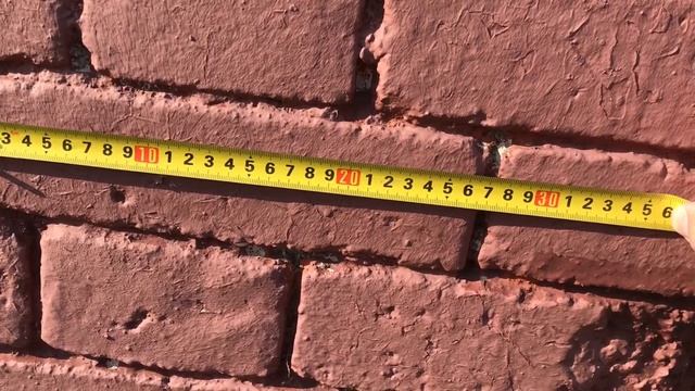 Старая паровозная водонапорная башня и древний вокзальный туалет на станции в Екатеринбурге