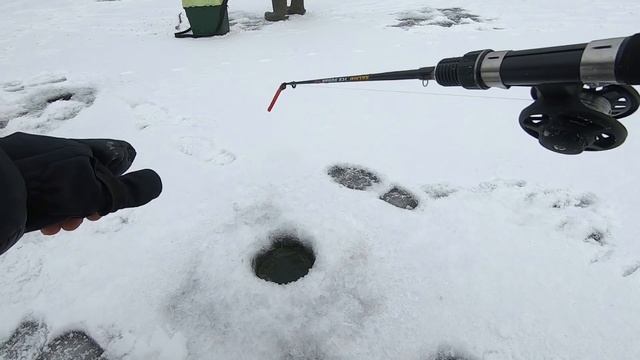УБОЙНЫЙ балансир на судака! Рыбалка зимой, ловля на реке смотреть онлайн
