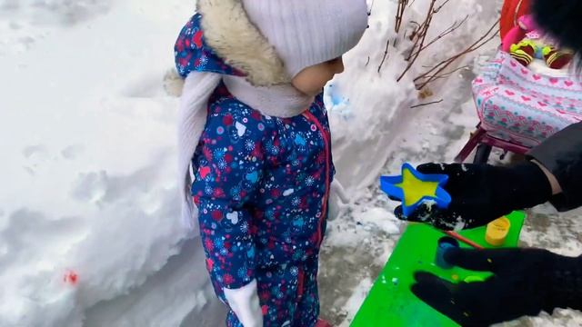 Рисуем на снегу. Игры зимой. Делаем куличики из снега. смотреть онлайн