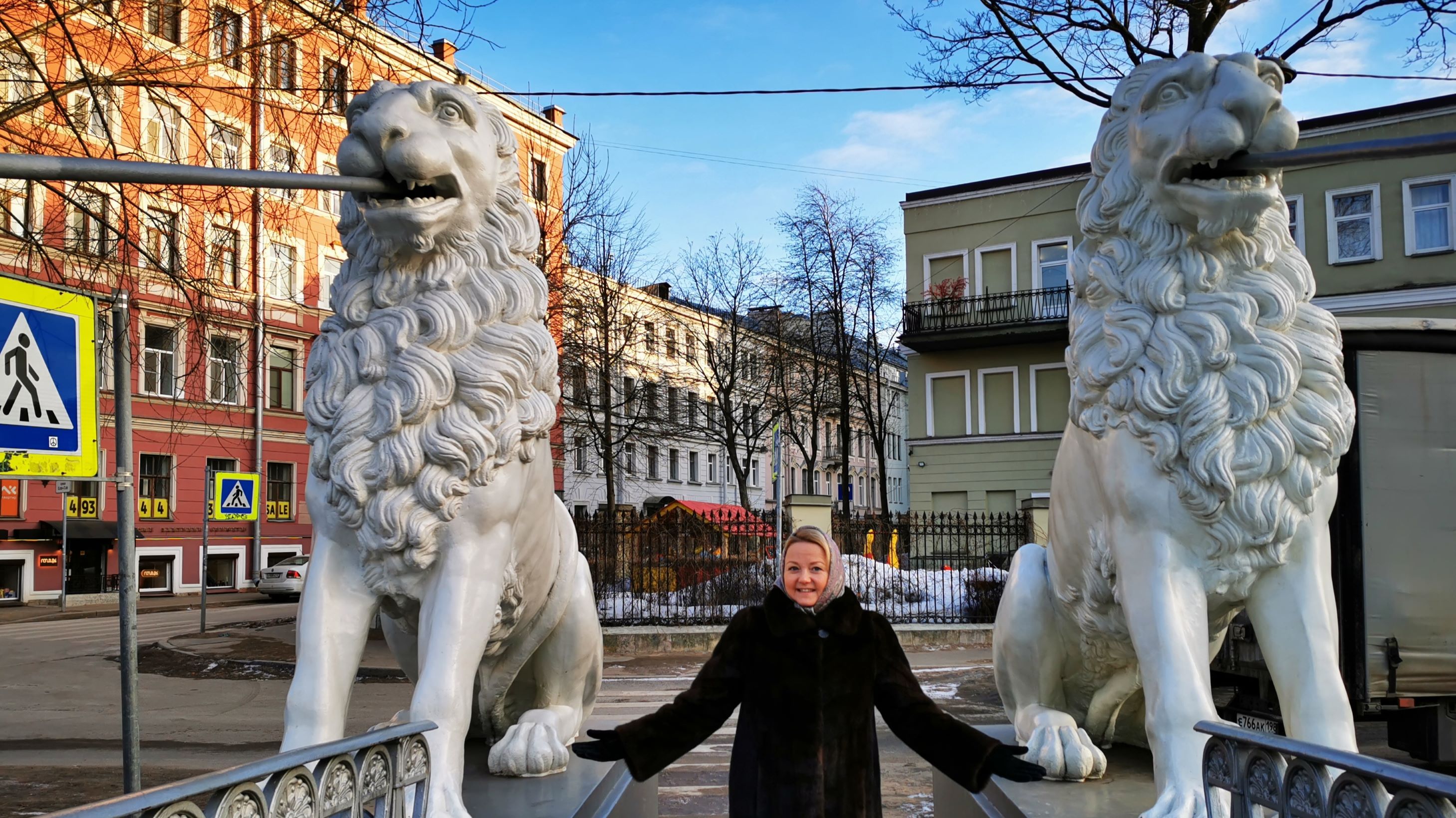 Прикоснуться к лапам и загадать желание. Чугунные львы висячего цепного моста. Санкт- Петербург смотреть онлайн