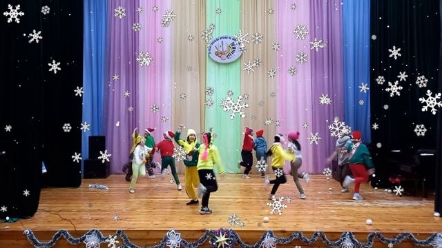 НОВОГОДНИЙ ТАНЕЦ смотреть онлайн