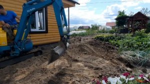 Как засыпать траншею мини- экскаватором!