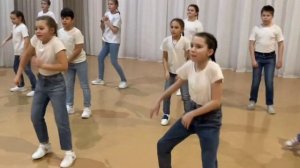 Школа №8, 4 А класс. Танец "Танцуй со мной на закате дня"