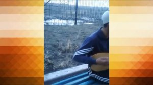 Казах во дворе играет на домбре