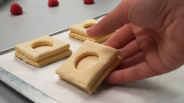 My grandma cooks this dessert every 3 days. The puff pastry makes miracles! смотреть онлайн