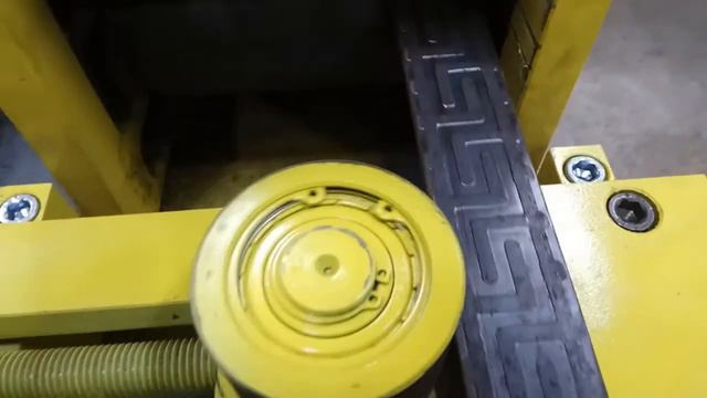 Станок Ажур-2. Нанесение рисунка на полосу 40-4 мм длина 3 метра. Кузнец Кулибин. смотреть онлайн