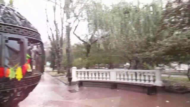 Ростов. Улица Пушкинская. Знаменитые Шары покрылись "листьями". смотреть онлайн