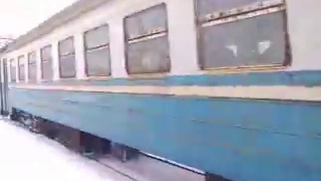Электричка едет взад на станции Шевченко смотреть онлайн