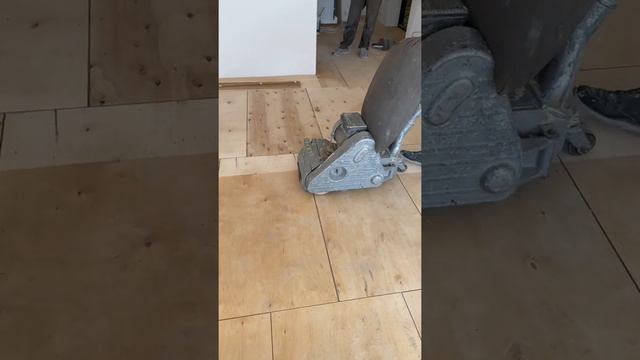 Шлифовка фанеры, спец машиной барабанного типа, перед монтаже массивной доски дуб. смотреть онлайн