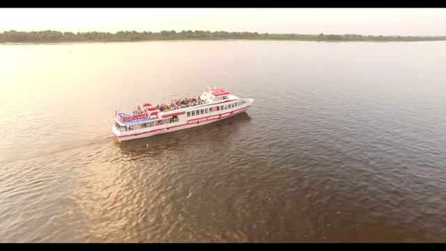 Прогулочный катер на реке Волга. (4K) Recreation and entertainment boat on the Volga River.