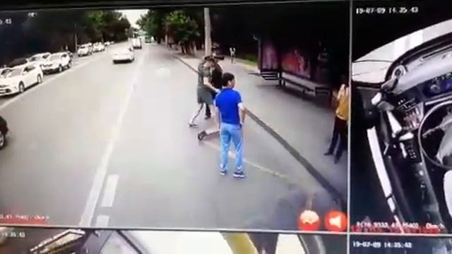 Мужчина на электросамокате напал на водителя автобуса смотреть онлайн