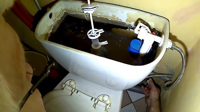 Замена и настройка арматуры в смывном бачке унитаза! Guru from the USSR. смотреть онлайн