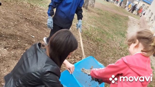 уборка территории возле школы 3 города Абдулино смотреть онлайн