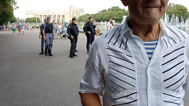 Молодые, деды и прадеды ВДВ в день десантника в Москве 2 августа 2023 года