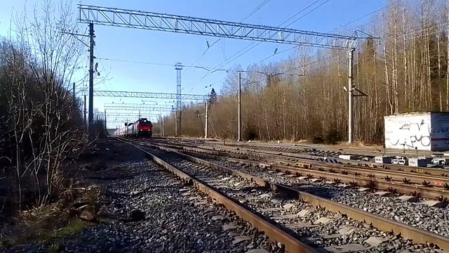 ЭП20-038. Пролетает по станции Онежский с поездом "Карелия". Рекуперация. смотреть онлайн
