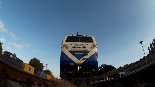 [CFM] Тепловоз ТЭ33АС-3011 с поездом №105, вид снизу. Ст. Кишинёв.