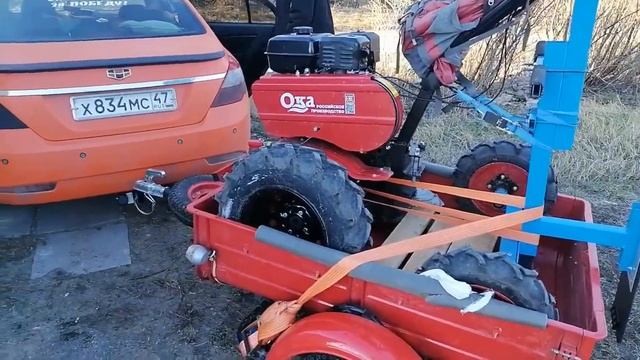 Самобеглая повозка "Ока" на колесом ходу в лесу с прицепом. смотреть онлайн