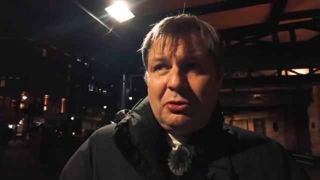 Ночной Лондон не перестает нас удивлять!Бомжи и пьянь повсюду смотреть онлайн