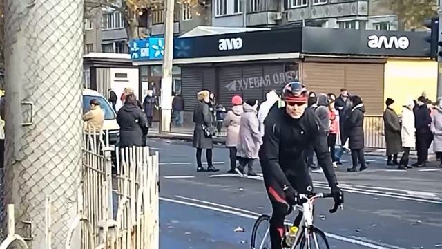 Жители Одессы перекрывают улицы, возмущаясь отсутствием электричества. смотреть онлайн