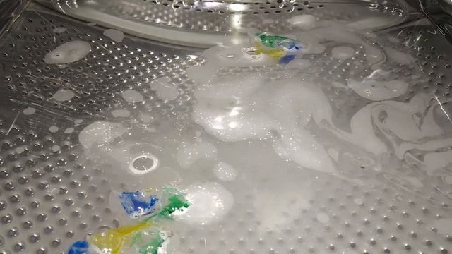 Experiment - Cleaning with Fairy Dishwashing Capsules - in a Washing Machine смотреть онлайн